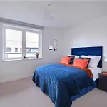 Large 1 Bedroom Apartment In Canning Town Close To Excel London, 02 Arena, Canary Wharf With Free Parking