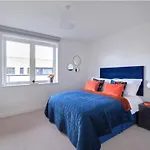 Large 1 Bedroom Apartment In Canning Town Close To Excel London, 02 Arena, Canary Wharf With Free Parking