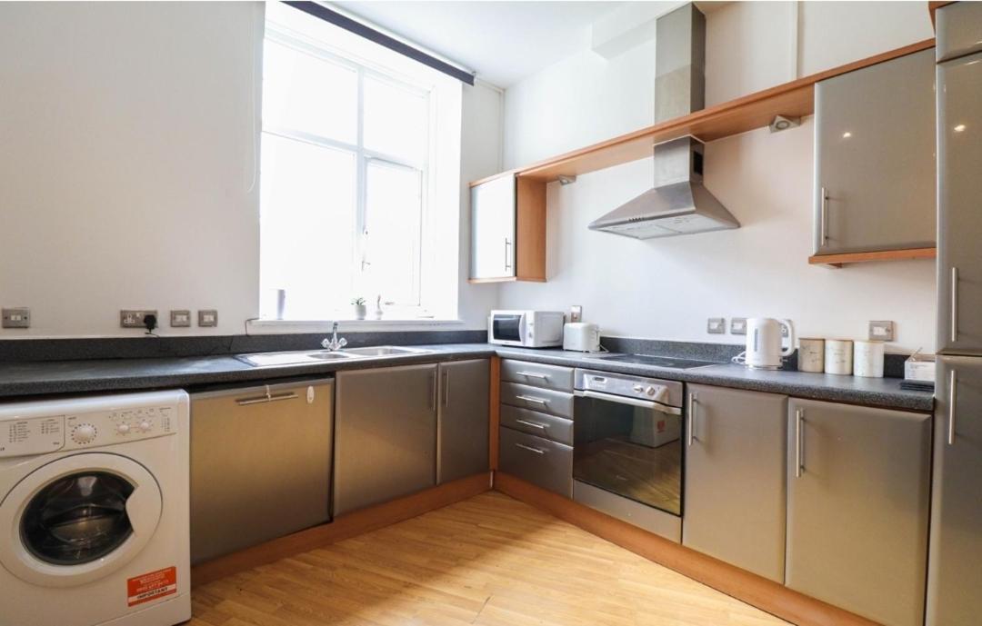Large 1 Bedroom In Canning Town Close To Excel London, 02 Arena, Canary Wharf With Free Parking *