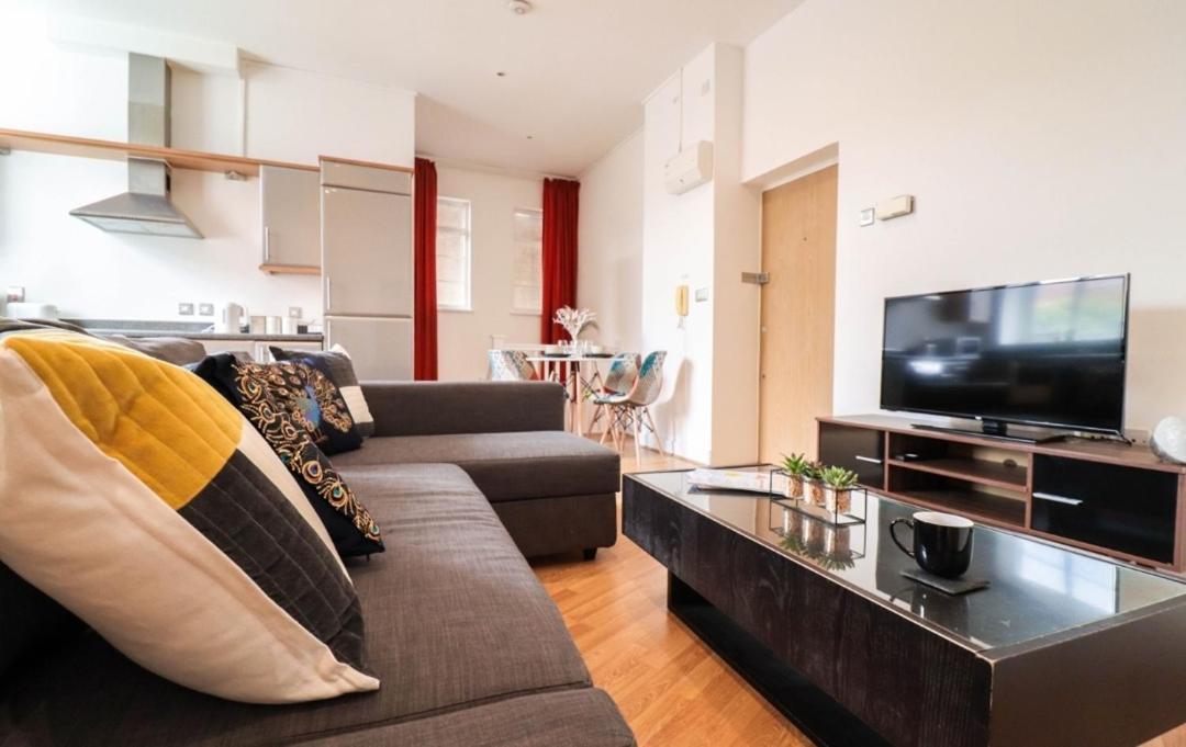 Large 1 Bedroom In Canning Town Close To Excel London, 02 Arena, Canary Wharf With Free Parking Londra