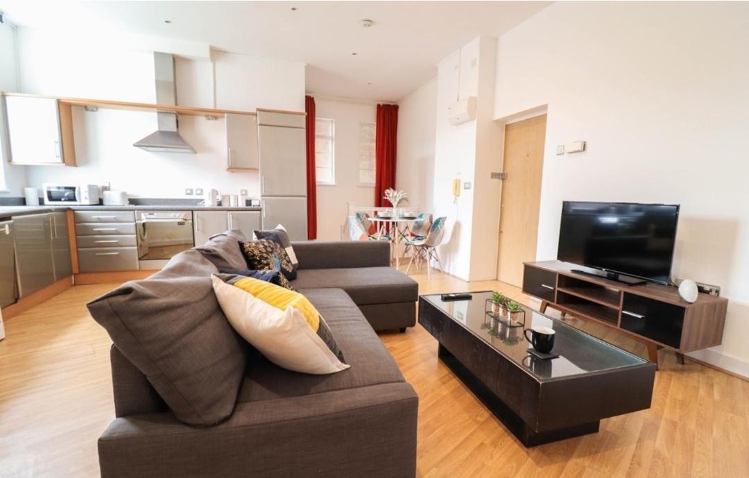 Large 1 Bedroom In Canning Town Close To Excel London, 02 Arena, Canary Wharf With Free Parking Londra