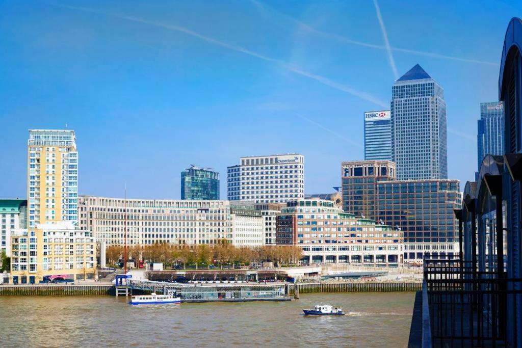 Large 1 Bedroom In Canning Town Close To Excel London, 02 Arena, Canary Wharf With Free Parking