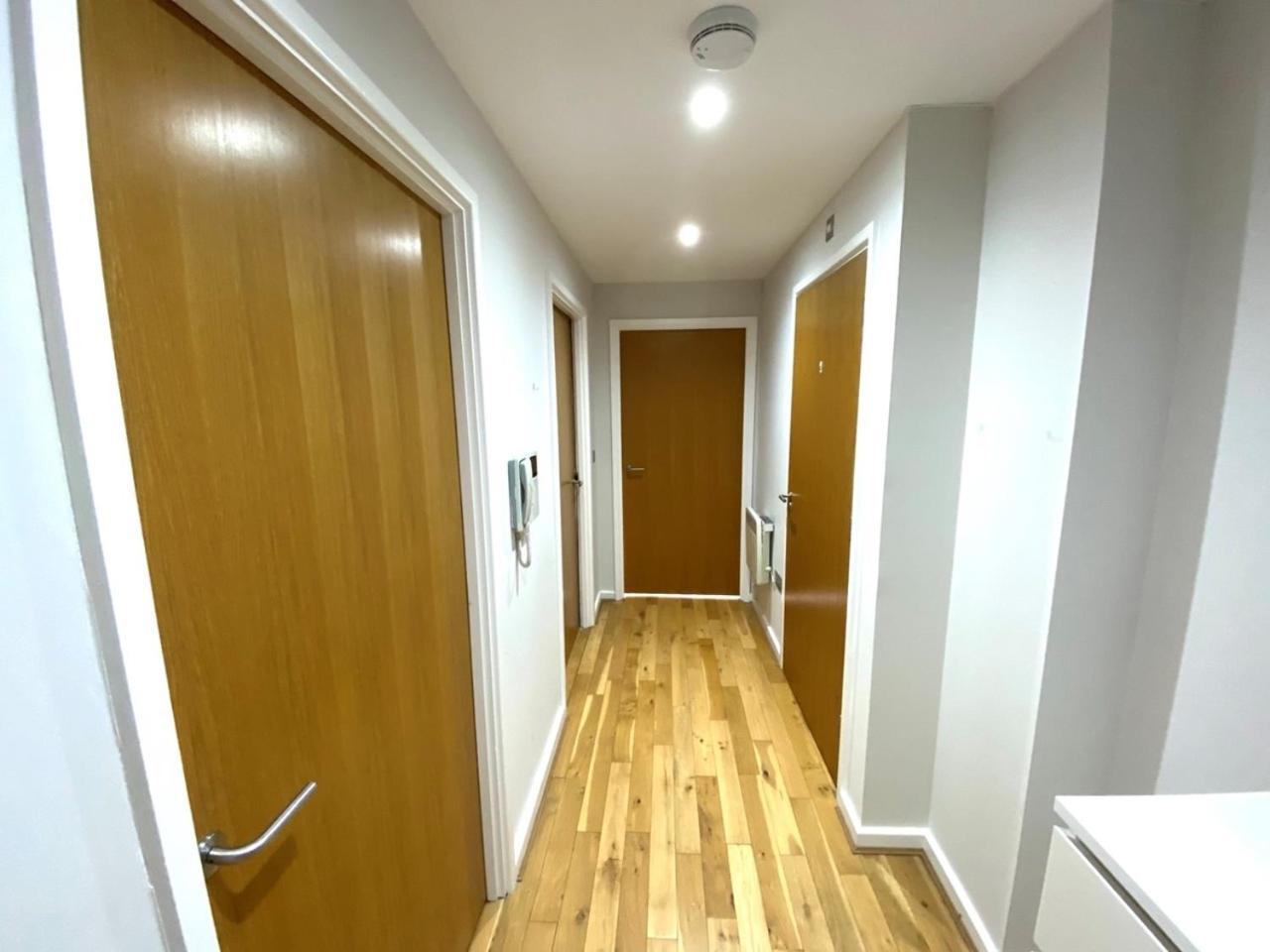 Large 1 Bedroom In Canning Town Close To Excel London, 02 Arena, Canary Wharf With Free Parking
